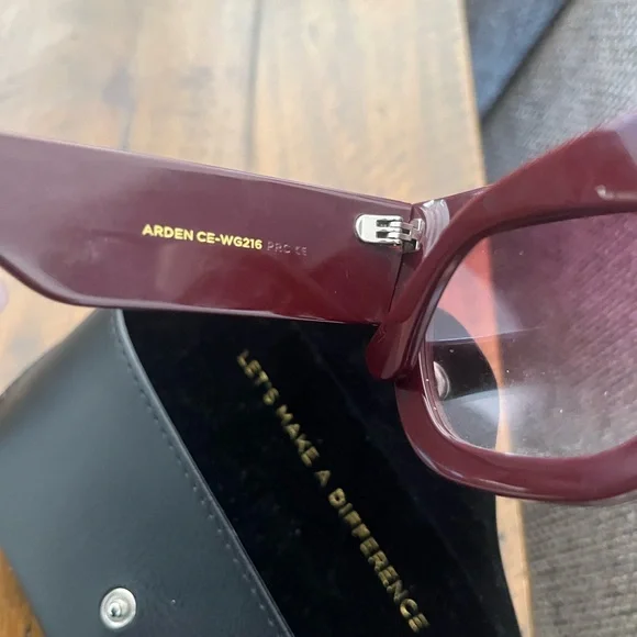 Diff Arden Sunglasses with case - Picture 3 of 6